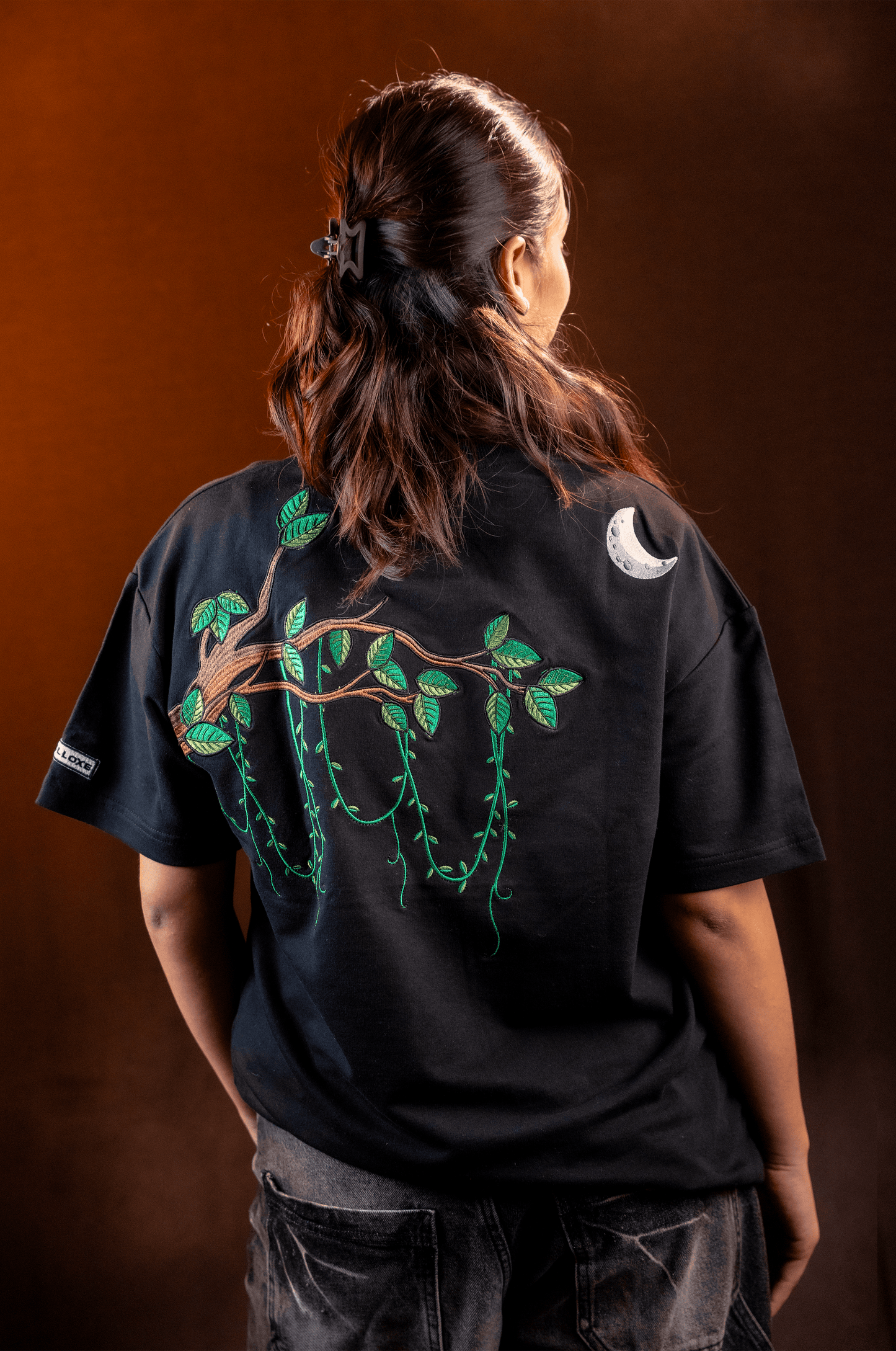 THE MOMENTS - OVERSIZED EMBROIDERED TEE