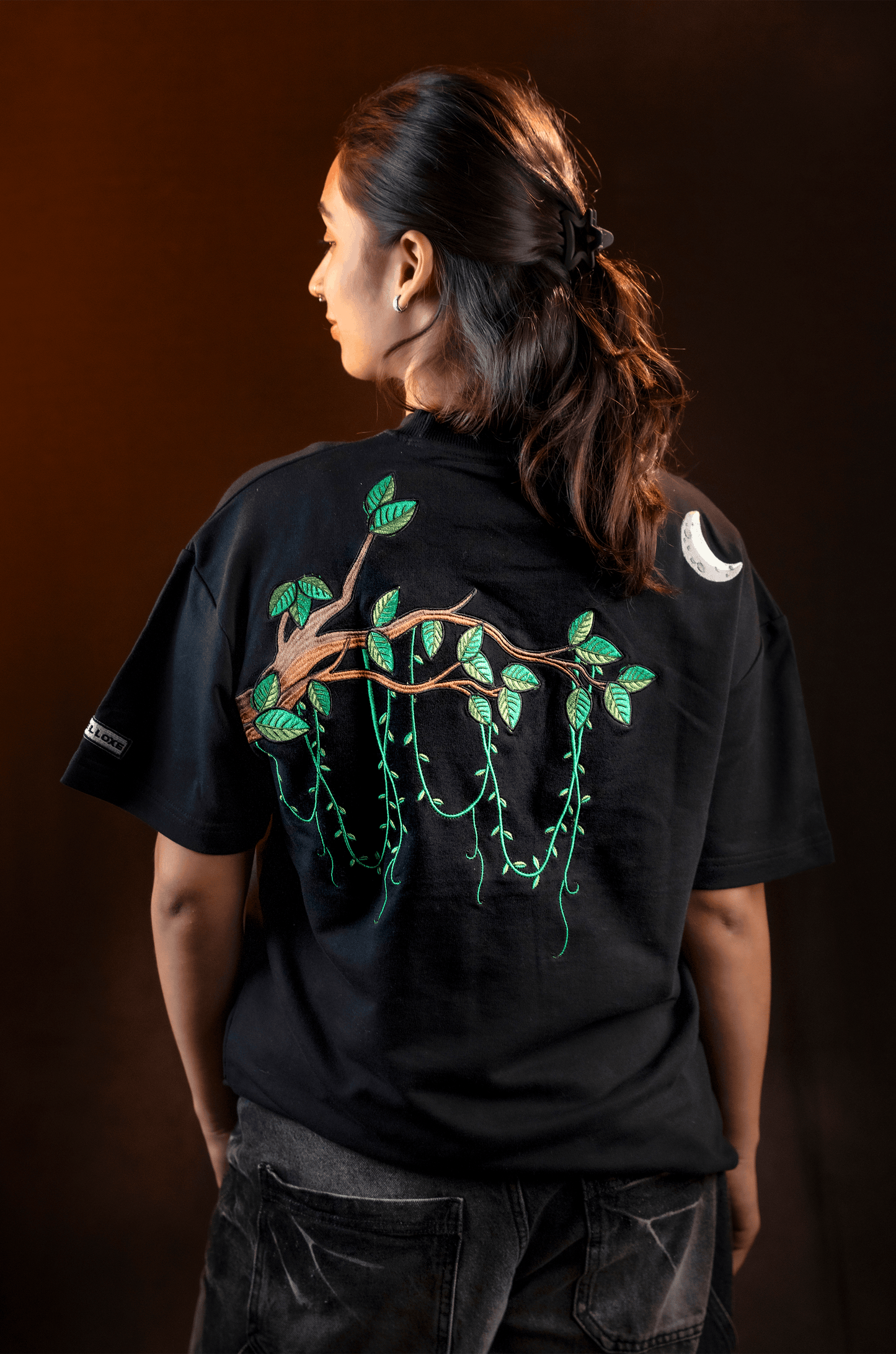 THE MOMENTS - OVERSIZED EMBROIDERED TEE
