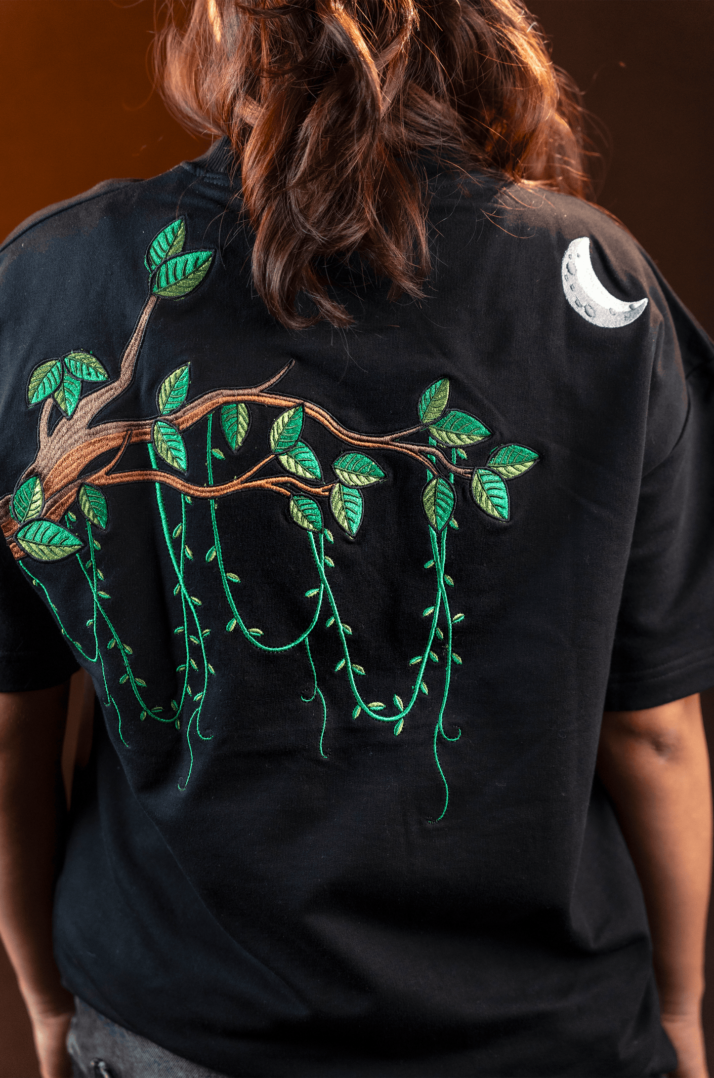THE MOMENTS - OVERSIZED EMBROIDERED TEE